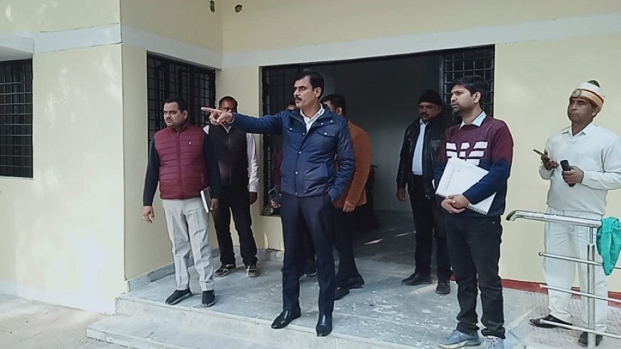 Hardoi News: जिलाधिकारी ने किया निर्माणाधीन रैन बसेरे का निरीक्षण। 