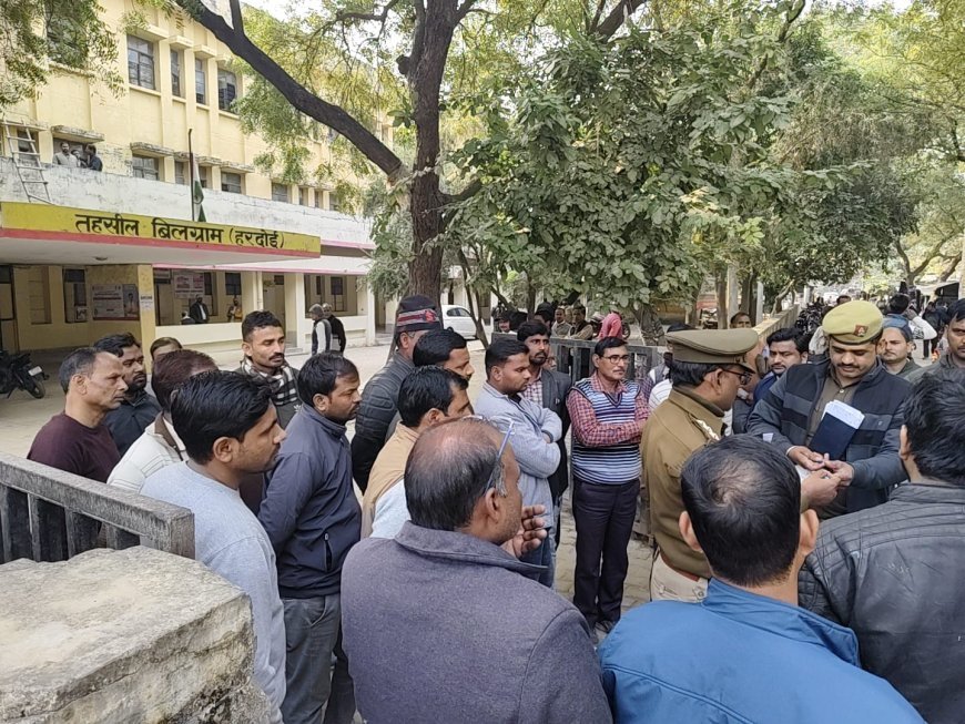 हरदोई: महिला के साथ रंगरेलियां मनाते मिले तहसील बाबू, हकीकत छिपाने को महिला को बंद कर ताला लगाया