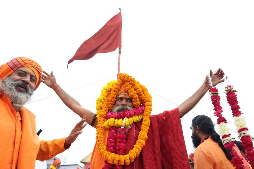 प्रयागराज महाकुम्भ में बिखरी सनातन की छटा, महाकुम्भ क्षेत्र में दो और संन्यासी अखाड़ों की धर्म ध्वजा हुई स्थापित