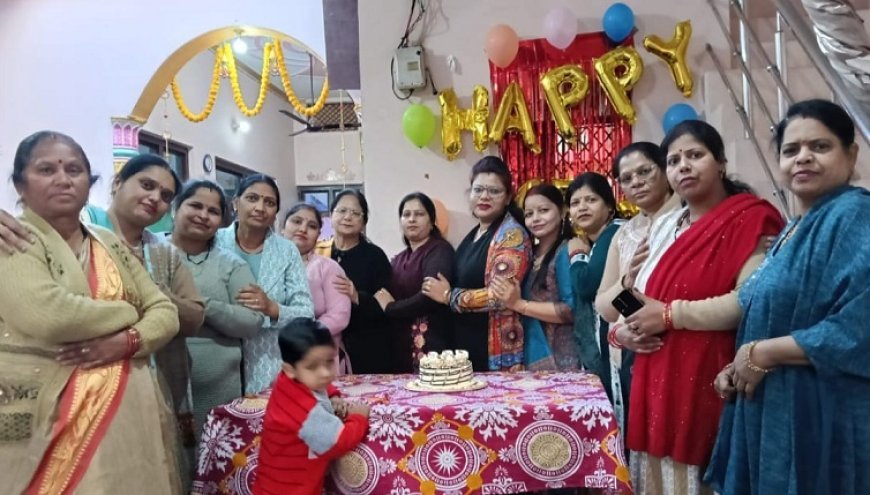 UP News: मसवासी में नववर्ष की पूर्व संध्या पर महिलाओं ने जश्न मनाया, बीते वर्ष को अलविदा और नये साल का स्वागत करते हुए किया नृत्य। 