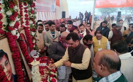 Hardoi News: लोकतंत्र सेनानी की पुण्य तिथि पर ट्राई साईकिल एवं बीज वितरण कार्यक्रम आयोजित हुए। 