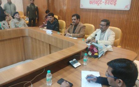 Hardoi: प्रभारी मंत्री ने दिए हेल्पलाइन नम्बर बनाकर शिकायतें निस्तारित करने के निर्देश 