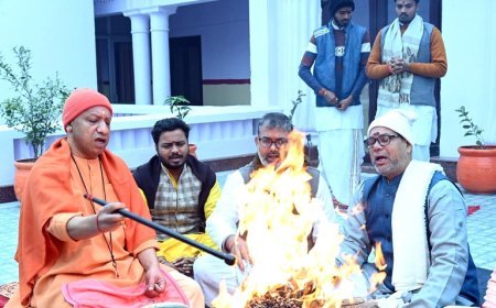 Gorakhpur News: CM Yogi performs Rudhrabhishek, prays for the welfare of the nation