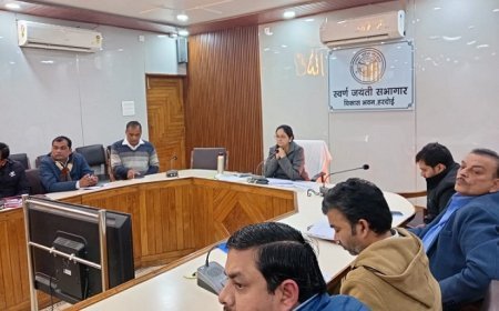 Hardoi News: मुख्य विकास अधिकारी ने की बैंक प्रतिनिधियों के साथ बैठक, डीसी को कारण बताओ नोटिस जारी करने के निर्देश दिए। 