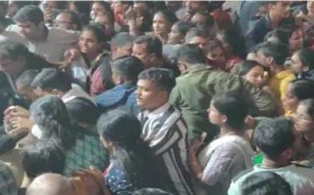 Maharashtra News: धीरेंद्र शास्त्री की कार्यक्रम में अचानक से मच गई भगदड़, भीड़ को काबू करने में आई दिक्कत।