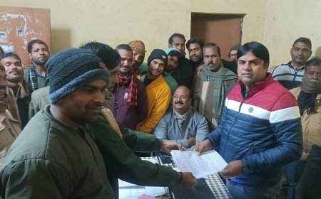 Hardoi News: बिजली विभाग की मनमानी के विरोध में उतरे कर्मचारियों ने दी कार्य बहिष्कार की चेतावनी। 