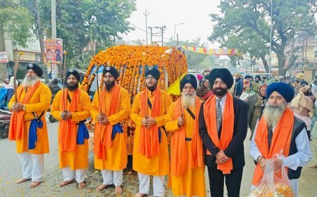 Bijnor News: बड़ी धूमधाम से निकाला गया बिजनौर में सिख समाज द्वारा नगर कीर्तन। 