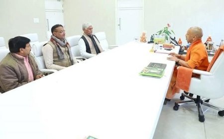 Deoband News: बजरंग दल नेता विकास त्यागी ने की सीएम योगी आदित्यनाथ से भेंट, दारूल उलूम में अवैध निर्माण व अन्य अनियमितताओं से कराया अवगत।