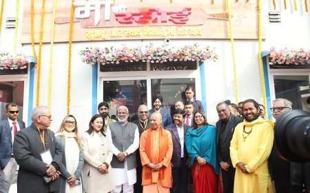 Maha Kumbh 2025: मुख्यमंत्री ने 'मां की रसोई' का किया उद्घाटन, रसोईघर की साफ सफाई का किया निरीक्षण, स्वयं परोसा खाना। 