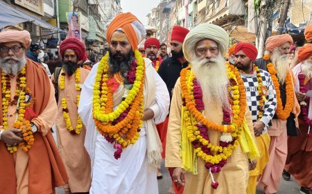 हर हर महादेव और जय श्री राम के उदघोष के साथ महाकुम्भ में गूंजी गुरु नानक की अमृत वाणी