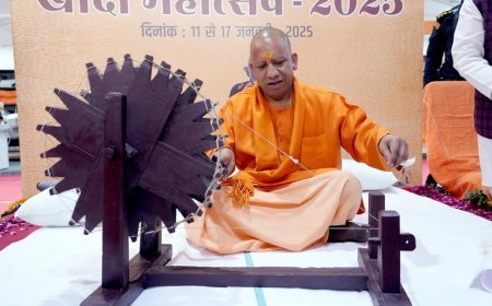Lucknow News: मुख्यमंत्री योगी आदित्यनाथ ने खादी महोत्सव 2025 का किया उद्घाटन, पिछले 7 वर्ष में 3.5 लाख से अधिक लोगों को खादी के माध्यम से मिला रोजगार। 