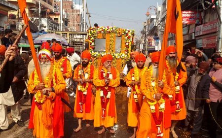 Maha Kumbh 2025:  पीएम मोदी और सीएम योगी के कट आउट संग लोगों ने कैद की तस्वीर, महाकुम्भ में उमड़ी भीड़ मेंसेल्फी लेने का दिखा क्रेज