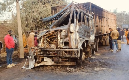 उत्तराखंड: दो डंपरों में जबर्दस्त भिड़ंत के बाद लगी आग, धूं-धूंकर जले