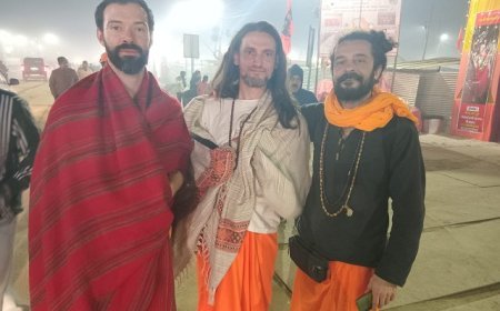 Maha Kumbh 2025: दोस्तों संग महाकुम्भ पहुंचे इटली के एमा ने कहा - पिछले जन्म में इंडियन था मैं'....