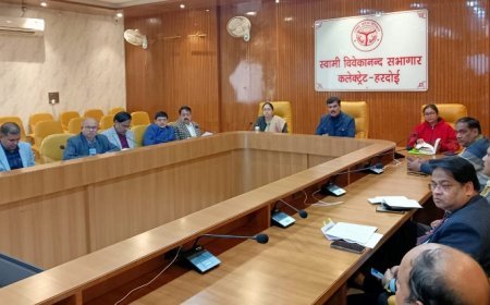 Hardoi News: जिलाधिकारी ने छात्रवृत्ति योजना में ख़राब श्रेणी को लेकर कड़ी फटकार लगाते हुए जल्द सुधार करने के निर्देश दिए। 