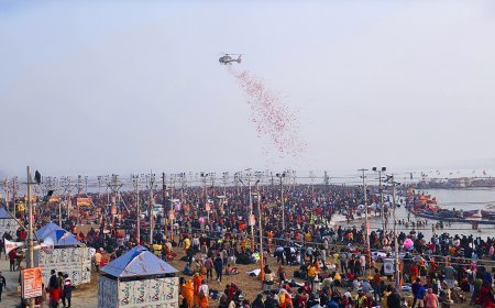 Maha Kumbh 2025: स्नान पर्व पर श्रद्धालुओं पर कराई पुष्पवर्षा, अभिभूत श्रद्धालु बोले - जय श्री राम