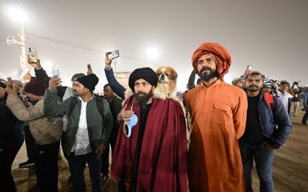 Maha Kumbh 2025: बम बम भोले बोलकर झूमते नजर आए अमेरिकी, इजरायली और फ्रांसीसी समेत तमाम देशों के नागरिक। 