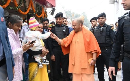 Gorakhpur News: सीएम योगी ने महायोगी गोरखनाथ को चढ़ाई आस्था की पवित्र खिचड़ी। 