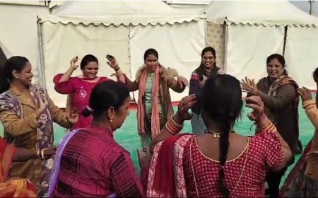 Mahakumbh Mela 2025: महाकुम्भ में पहली बार मनाया गया भोगाली बिहू पर्व, मकर संक्रांति के अवसर पर मेला क्षेत्र में बिहू नृत्य का हुआ आयोजन। 