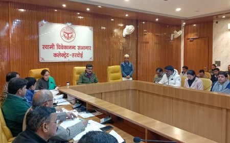 Hardoi News: डीएम ने समूह गठन की धीमी प्रगति को लेकर बीडीओ मल्लावां को लगाई कड़ी फटकार,  अधिकारियों को कारण बताओ नोटिस जारी करने के निर्देश ।