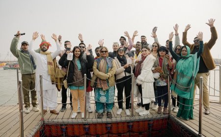 Mahakumbh 2025: अंतर्राष्ट्रीय प्रतिनिधियों ने लगाई संगम में डुबकी, बोले- महाकुम्भ दे रहा दुनिया को एकता का संदेश। 