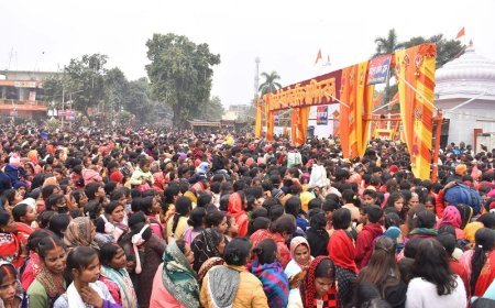 Gorakhpur News: महाकुम्भ से गोरखपुर भी पहुँचे श्रद्धालु, खिचड़ी मेले के दिन 15 लाख से चढ़ाई खिचड़ी, एक दिन में 45 करोड़ रुपये से अधिक की हुई आर्थिक गतिविधि। 