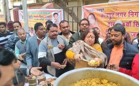Kanpur News: नगर निगम कर्मचारी संघ द्वारा प्रमिला सभागार में खिचड़ी भोज किया गया। 