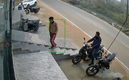 मुजफ्फरनगर: टेस्ट ड्राइव के बहाने स्कूटी लेकर भागा शख्स, देखें पूरा वीडियो...