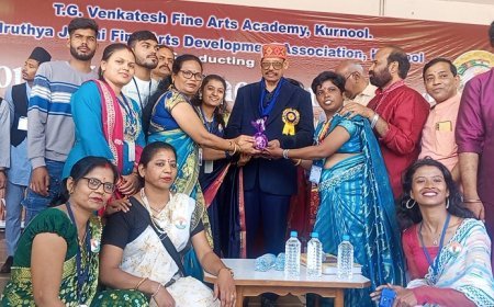 Madhya Pradesh News: विदेशी मेहमानों ने चखा बैतूल का गुड़- साऊथ एशियन पीस कान्फे्रंस एवं इटरनेशनल यूथ कल्चरल फेस्टीवल में विदेशों से आए मेहमान। 