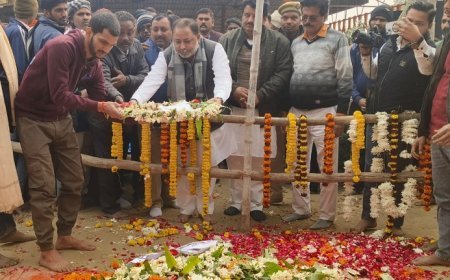 Ballia News: ब्रह्मलीन 'मौनी बाबा' के अंतिम दर्शन के लिए उमड़े श्रद्धालु, परिवहन मंत्री दयाशंकर सिंह ने चढ़ाया श्रद्धा का फूल।  