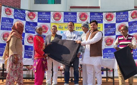 Shamli News: दिल्ली यमुनोत्री हाईवे पर टोल प्लाजा निकट स्थित स्कूल में गरीबों को कंबल वितरित किए गए