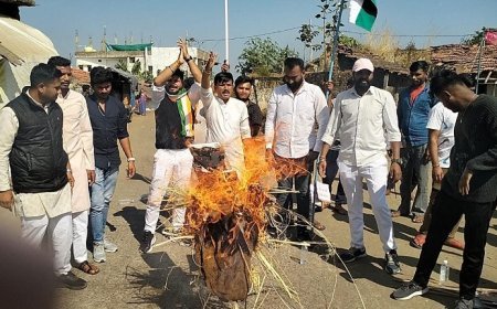 Madhya Pradesh News: स्कूल जाने का रास्ता न होने के विरोध में विधायक का फूंका पुतला। 