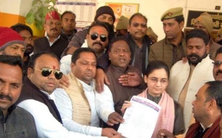 Saharanpur News: देवबंद गोली कांड से आक्रोशित वाल्मीकि समाज ने जिलाधिकारी कार्यालय पर किया प्रदर्शन 