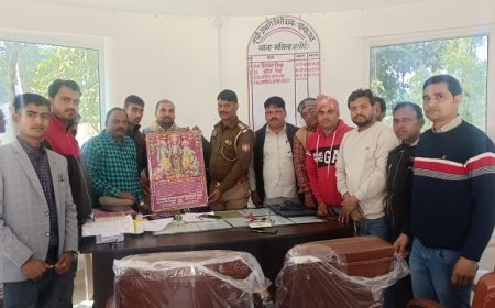 Hardoi News: पत्रकार एकता एसोसिएशन की टीम ने नववर्ष 2025 के भेट किए कलेंडर। 