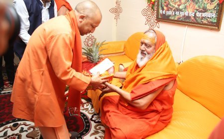 Maha Kumbh 2025: 150 साल बाद दक्षिण श्रृंगेरी पीठ शंकराचार्य का Maha Kumbh आगमन, CM Yogi ने श्रृंगेरी पीठ के शंकराचार्य श्रीश्री विधुशेखर भारती जी महाराज से की भेंट