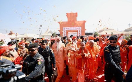 Maha Kumbh 2025: गुरु गोरक्षनाथ अखाड़ा में सीएम योगी ने की धर्म ध्वजा की पूजा, संतों को प्रसाद गृहण कराया। 