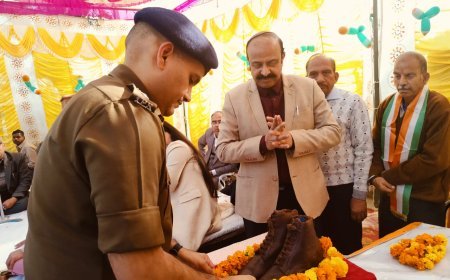 Hardoi News: ये दुगुना सौभाग्य है कि मैं उन चरण पादुकाओं के सामने हूं, एसपी ने कहा- आजादी दिलाने में कटियारी क्षेत्र का विशेष योगदान