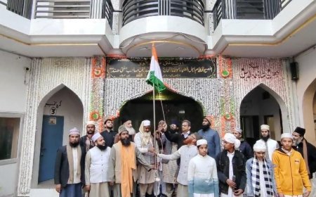 Sambhal News: मदरसों में शान से लहराया तिरंगा, झंडे को सलामी देकर राष्ट्रगान गाया