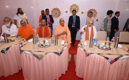 Maha Kumbh 2025: गृहमंत्री अमित शाह ने श्रृंगेरी, पुरी और द्वारिका पीठ के शंकराचार्यों का लिया आशीर्वाद