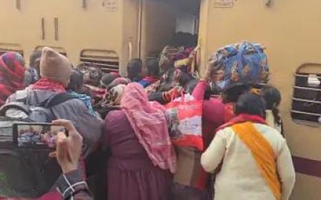 Bihar News: महाकुंभ जाने के लिए स्टेशन पर उमड़ी यात्रियों की भीड़, कई यात्रियों की छूटी ट्रेन।