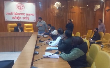 Hardoi News: कृषक दुर्घटना बीमा योजना में लापरवाही को लेकर जिलाधिकारी गंभीर, लापरवाही पर रजिस्ट्रार कानून गो पर गिरी गाज। 