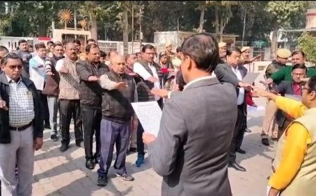 Hardoi news: गाँधी जी पुण्य तिथि पर हुई स्पर्श कुष्ठ जागरूकता अभियान की शुरुआत, जिलाधिकारी ने कुष्ठ जागरूकता की दिलाई शपथ।