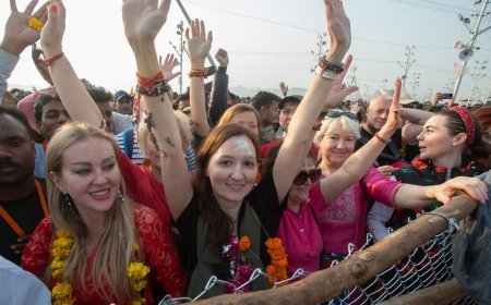 Maha Kumbh 2025: विदेशी श्रद्धालु बोले इतनी भीड़ को नियंत्रित करना सरकार की कुशलता, हर कोई खुद को सुरक्षित महसूस कर रहा