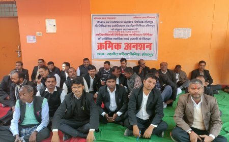 Sitapur News: लगातार तीसरे दिन भी अधिवक्ताओं का अनशन जारी, प्राइवेट कर्मी मनमानी का विरोध