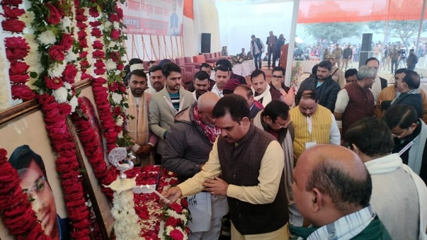 Hardoi News: लोकतंत्र सेनानी की पुण्य तिथि पर ट्राई साईकिल एवं बीज वितरण कार्यक्रम आयोजित हुए। 