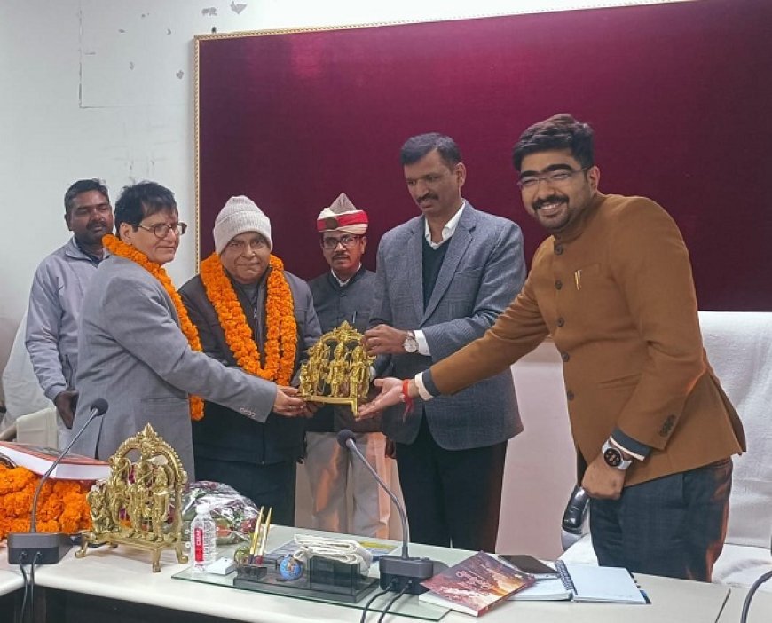 Mau News: कलेक्ट्रेट सभागार में मुख्य राजस्व अधिकारी एवं नाजिर की हुई बिदाई। 