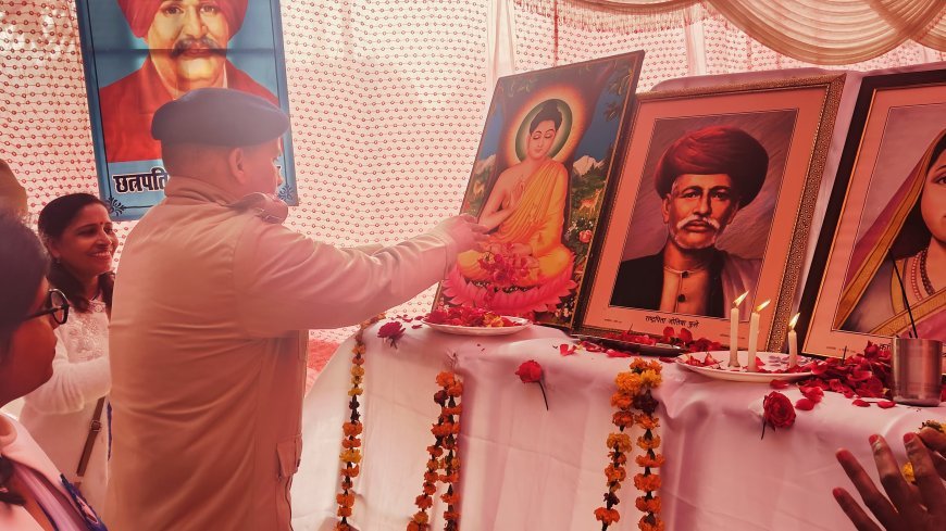 हरदोई: सावित्रीबाई फुले की जयंती पर एसपी ने श्रद्धा-सुमन अर्पित किए
