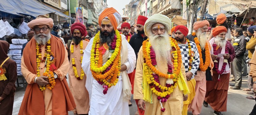 हर हर महादेव और जय श्री राम के उदघोष के साथ महाकुम्भ में गूंजी गुरु नानक की अमृत वाणी