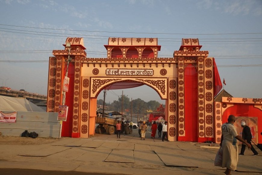 महाकुंभ 2025: श्रद्धालुओं के मन को लुभा रहे पांडालों के आकर्षक प्रवेश द्वार, एयरोप्लेन, शिवलिंग, त्रिशूल और मुकुट के आकार वाले प्रवेश द्वार बढ़ा रहे शिविरों की शोभा। 