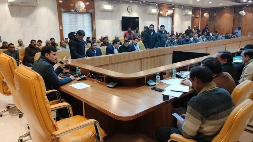 Hardoi News: जिलाधिकारी ने लेखा लिपिक को पटल से हटाने के दिए निर्देश- एक कर्मचारी का एक माह का वेतन न जारी करने पर  की कार्यवाही ।